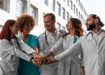 Setor de saúde gera 21 mil empregos formais em abril de 2024